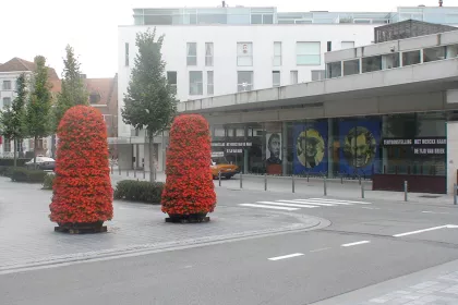 Bigger view of TerraCottem Universal çiçek kulelerinde, Minderbroederplein, Oudenaarde, Belçika.