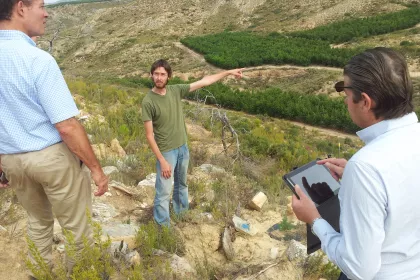 Bigger view of Jaime Coello guiar a los socios del proyecto.