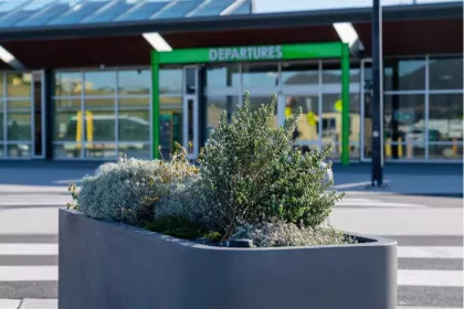Bigger view of Hobart Airport waar prachtige bloembakken de reizigers verwelkomen