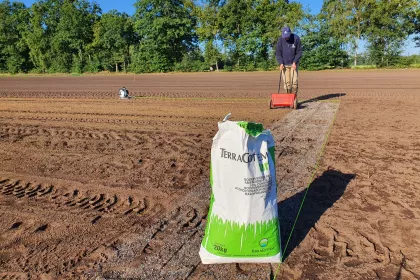 Bigger view of Opbrengen bodemverbeteraars op proefveld.